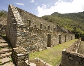 Choquequirao: The Gold Ruins up to mountains